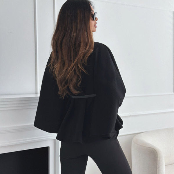 LOUISE | Poncho Noir Ceinturé Moderne
